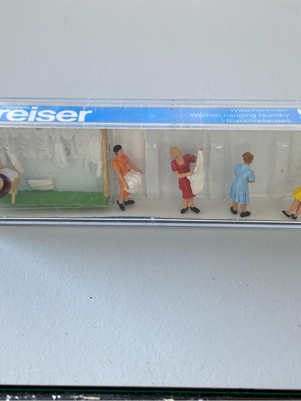 Model Railroad: Preiser  - Women Hanging Laundry (4)- HO Scale - Picture 5 of 9